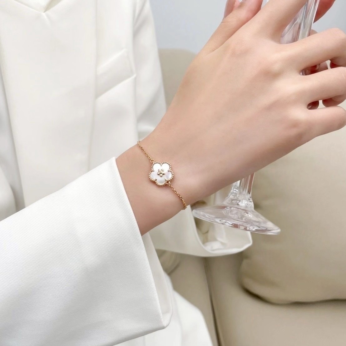 18k”Lucky spring梅花白母貝高奢定製手鍊