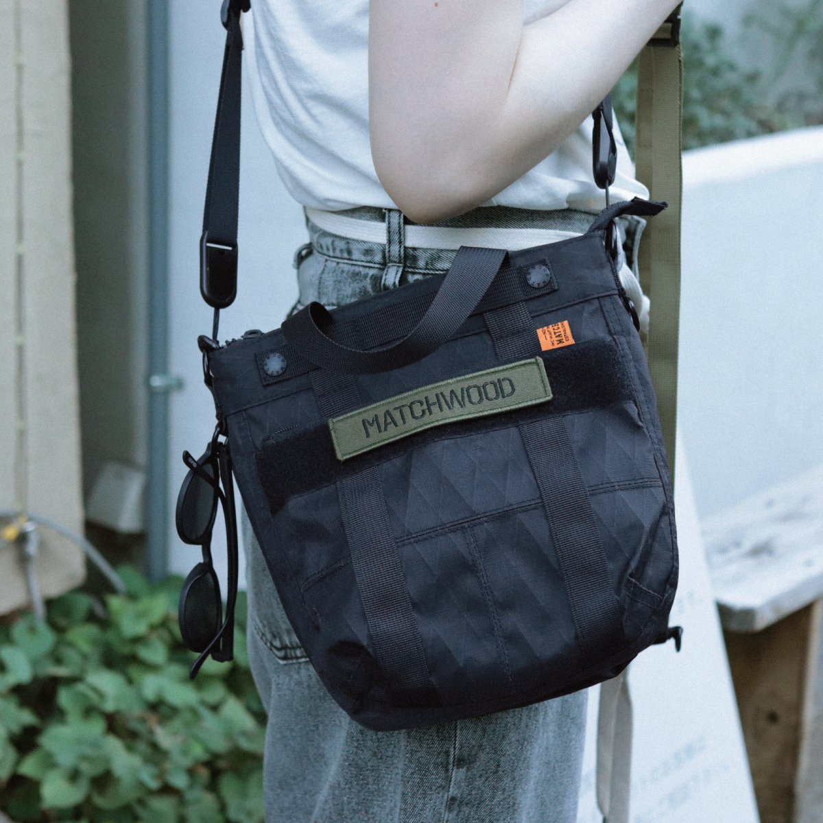 Cruise Shoulder Bag (S) ― ミニ半月型クロスボディ＆ハンドキャリー 