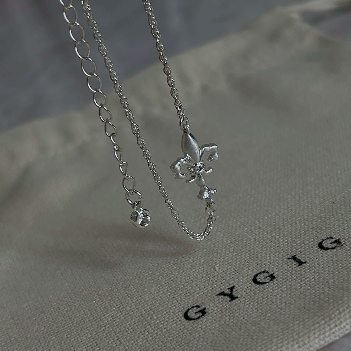 Gy”銀拉絲鳶尾花新中式點鑽’手鍊