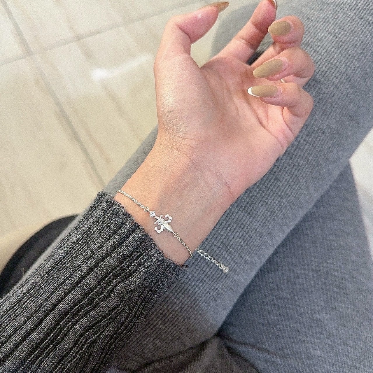 Gy”銀拉絲鳶尾花新中式點鑽’手鍊