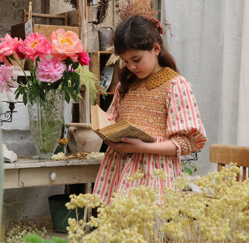 BONJOUR DIARY 可拆鉤針領刺繡掛毯印花上衣 HANDSMOCK BLOUSE WITH CROCHET COLLAR