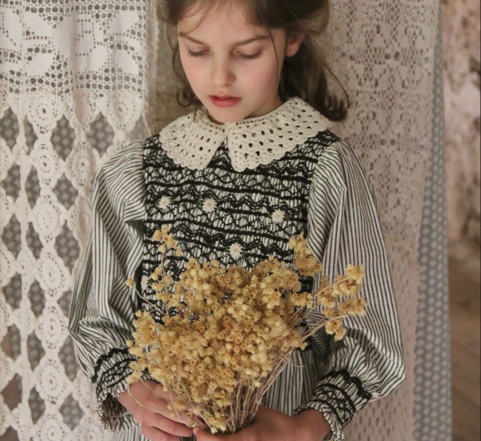 BONJOUR DIARY 可拆鉤針領刺繡條紋印花上衣 Handsmock blouse with crochet collar black stripe