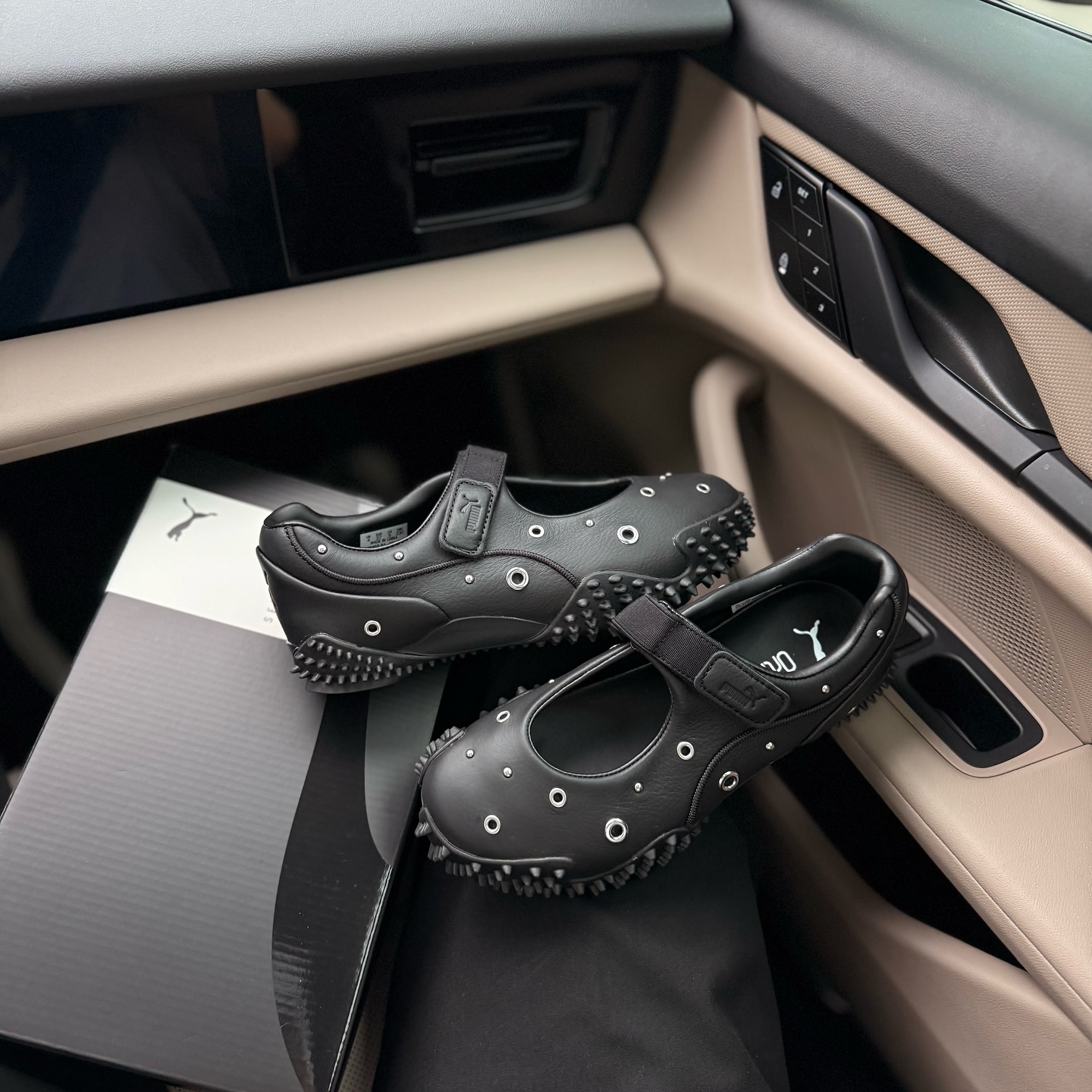 PUMA Mostro Fey Studs 日本新款 黑色 搞怪 金屬 龐克 復古 瑪莉珍鞋 40319201