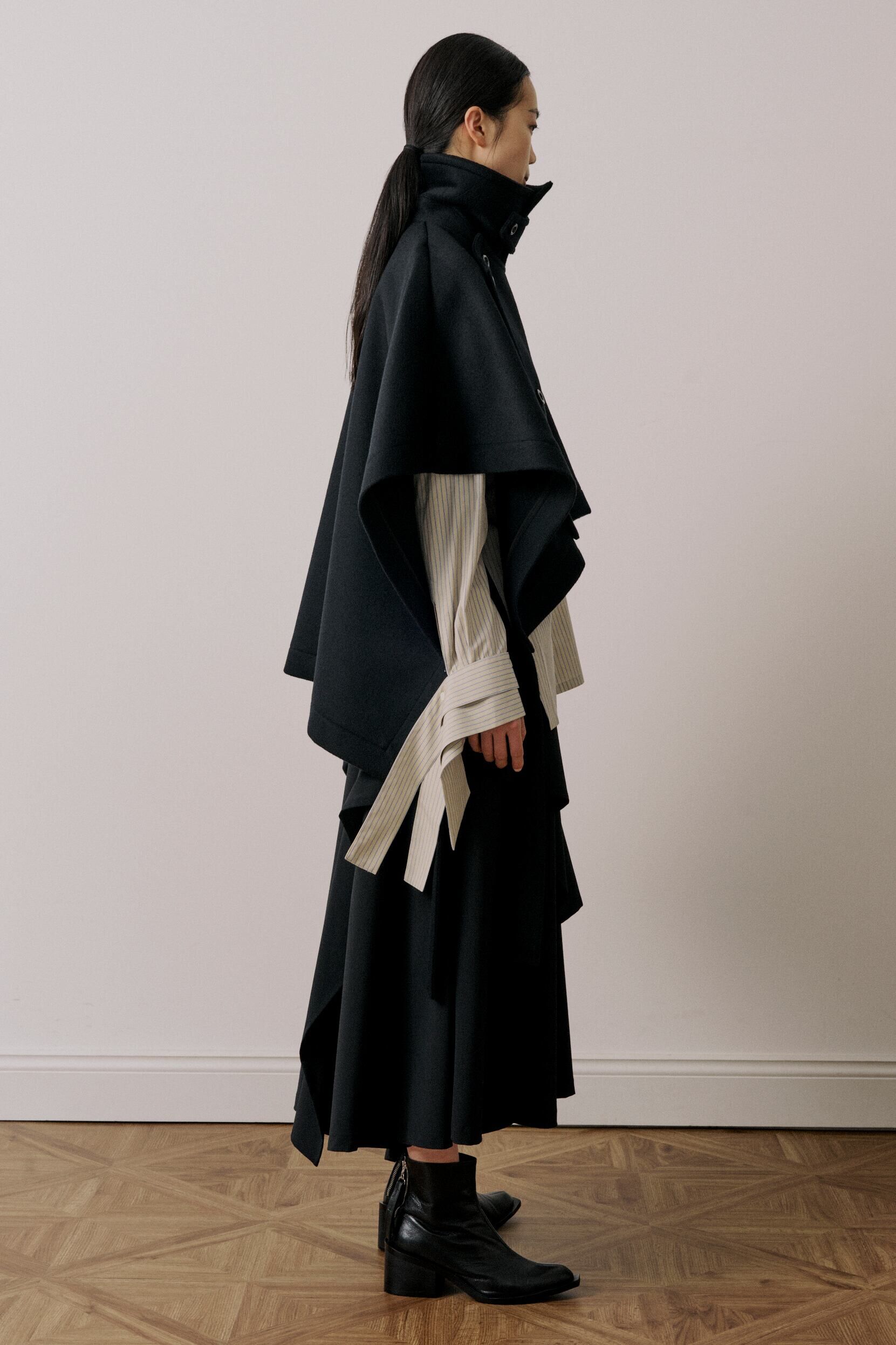UJOH - Asymmetry Cape / Black