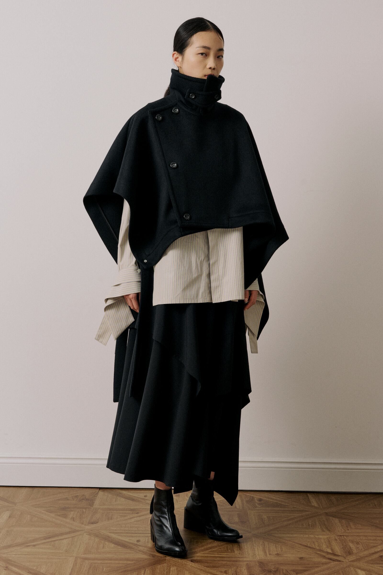 UJOH - Asymmetry Cape / Black