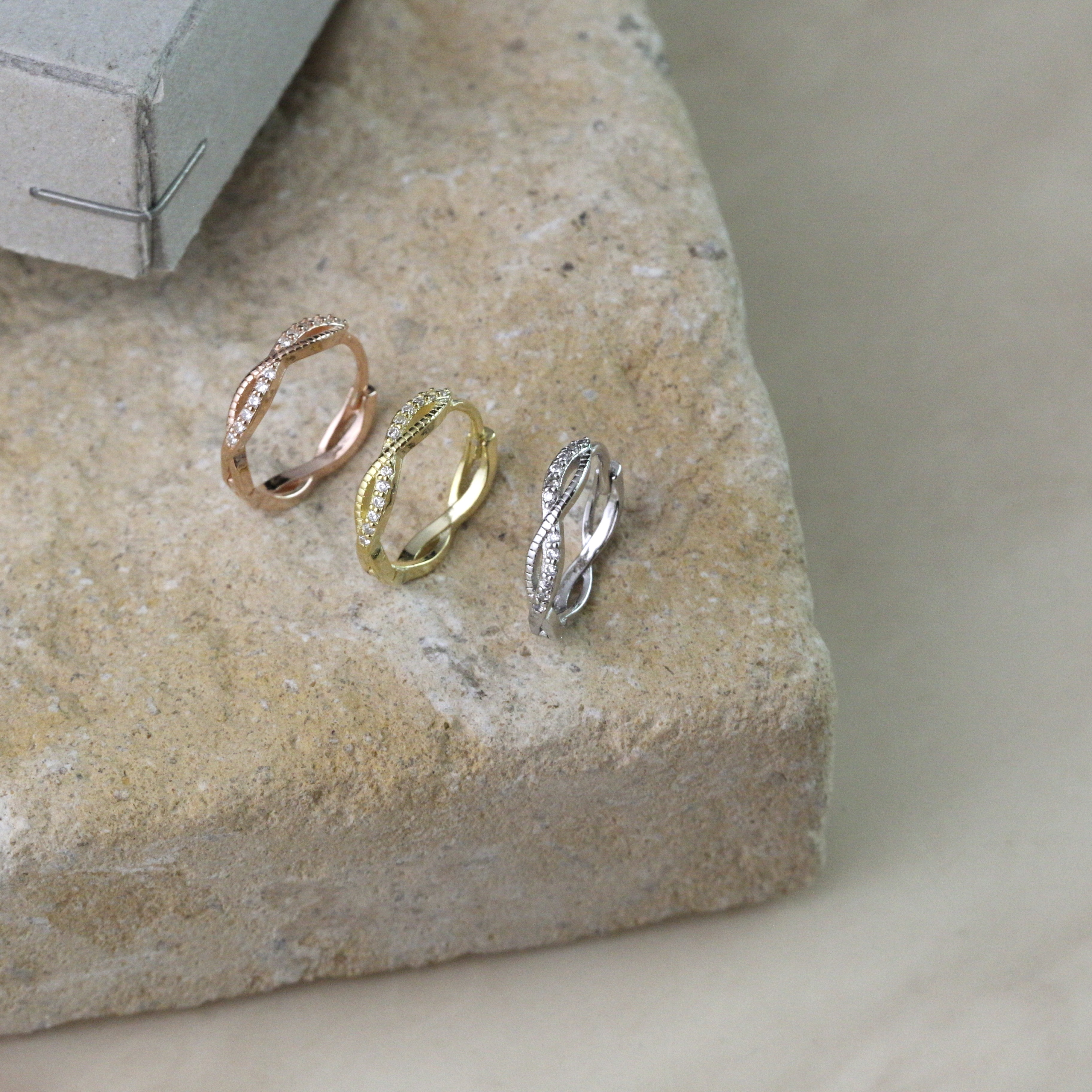 Sve20  (14mm(M)鋯石扭紋圈耳環）