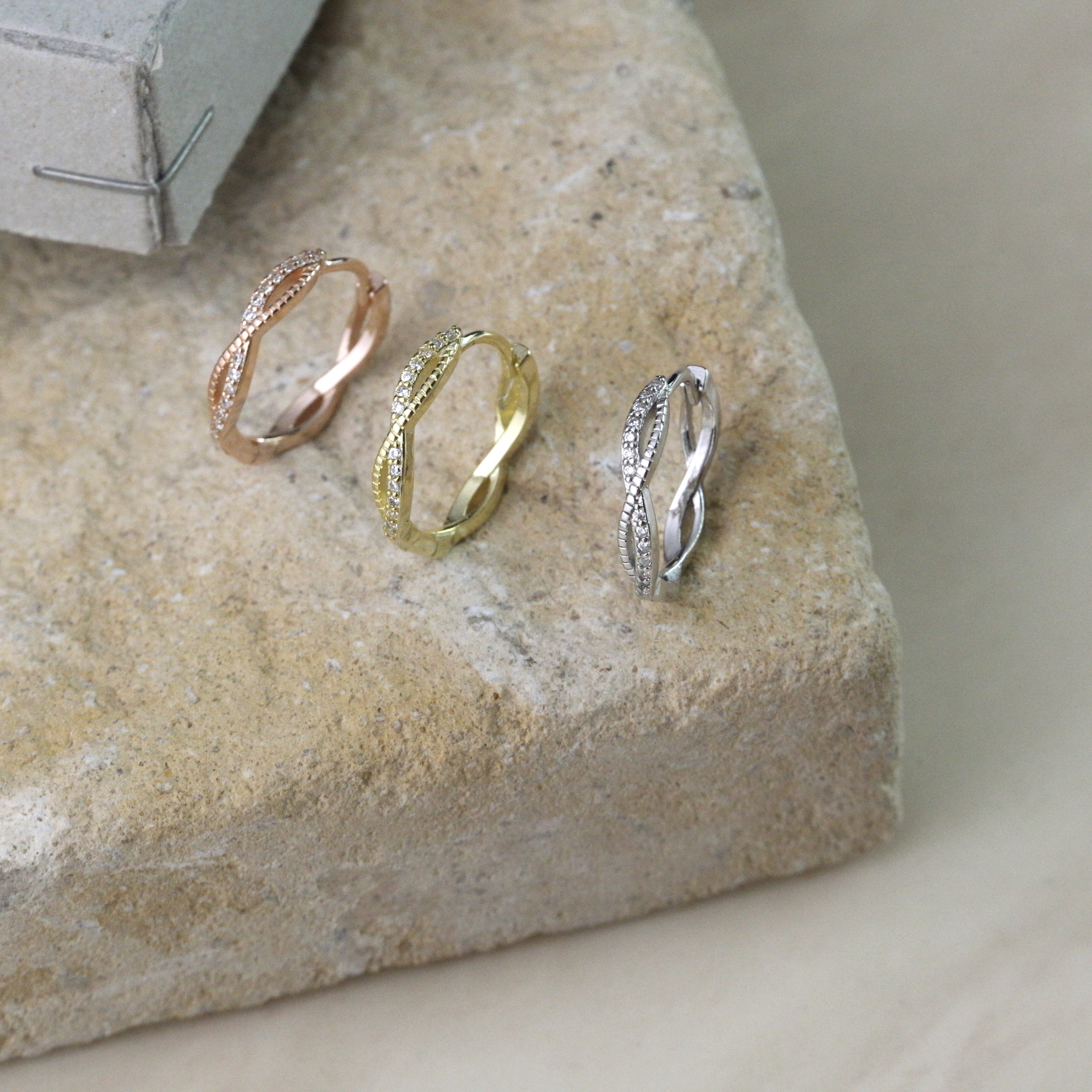 Sve23  (16mm(L)鋯石扭紋圈耳環）