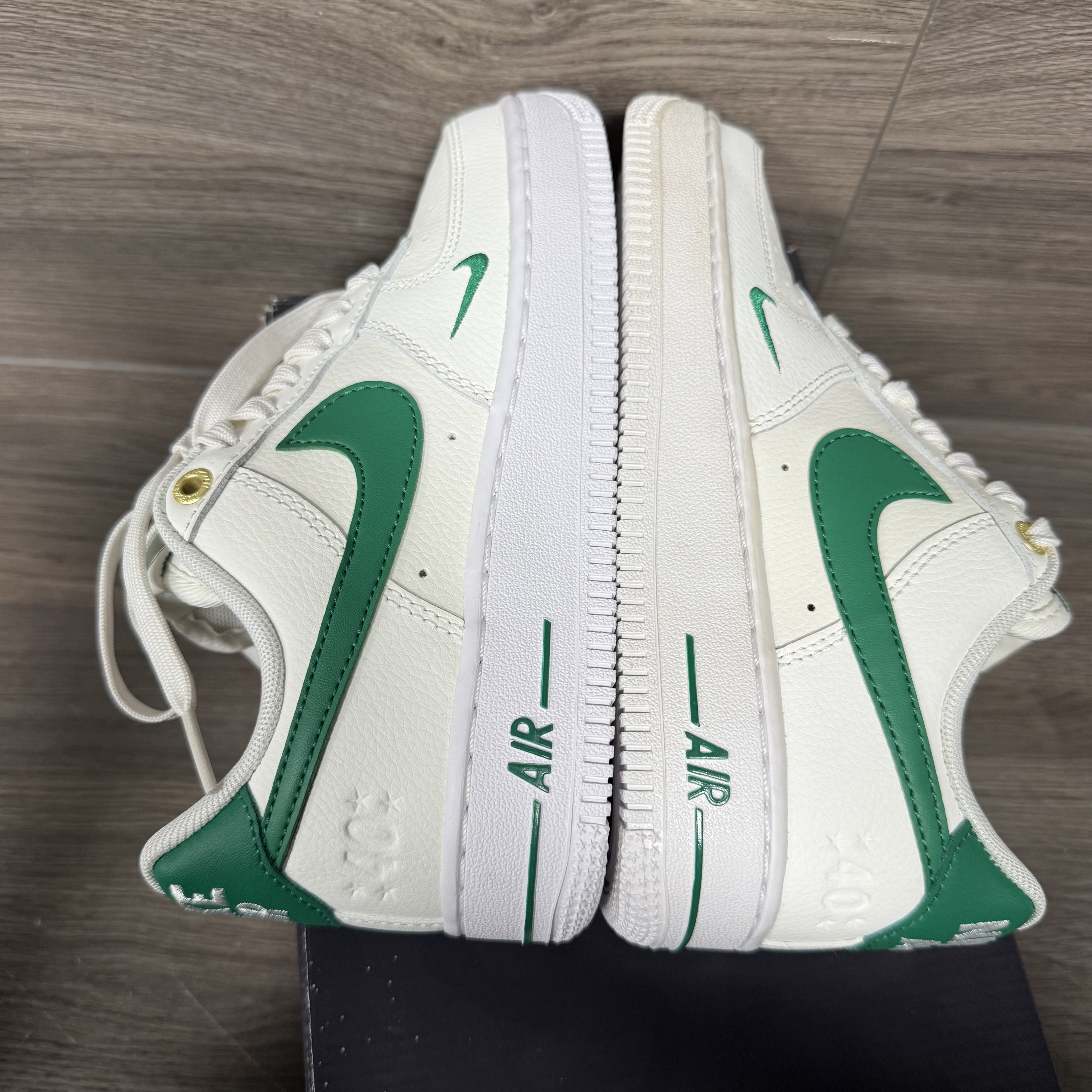 -(B1c)-【瑕疵商品】W NIKE AIR FORCE 1 '07 LV8 "MALACHITE" 刺繡小勾 白金 綠勾 40TH 五角星壓印DQ7582 101