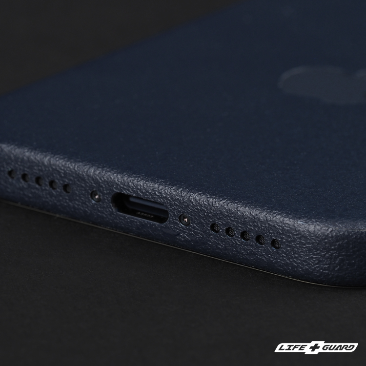 LIFE+GUARD 手機貼膜底部特寫，適用 iPhone 17 Pro max