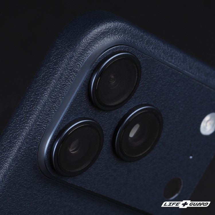 LIFE+GUARD 手機貼膜安裝特寫，適用 iPhone 17 Pro max