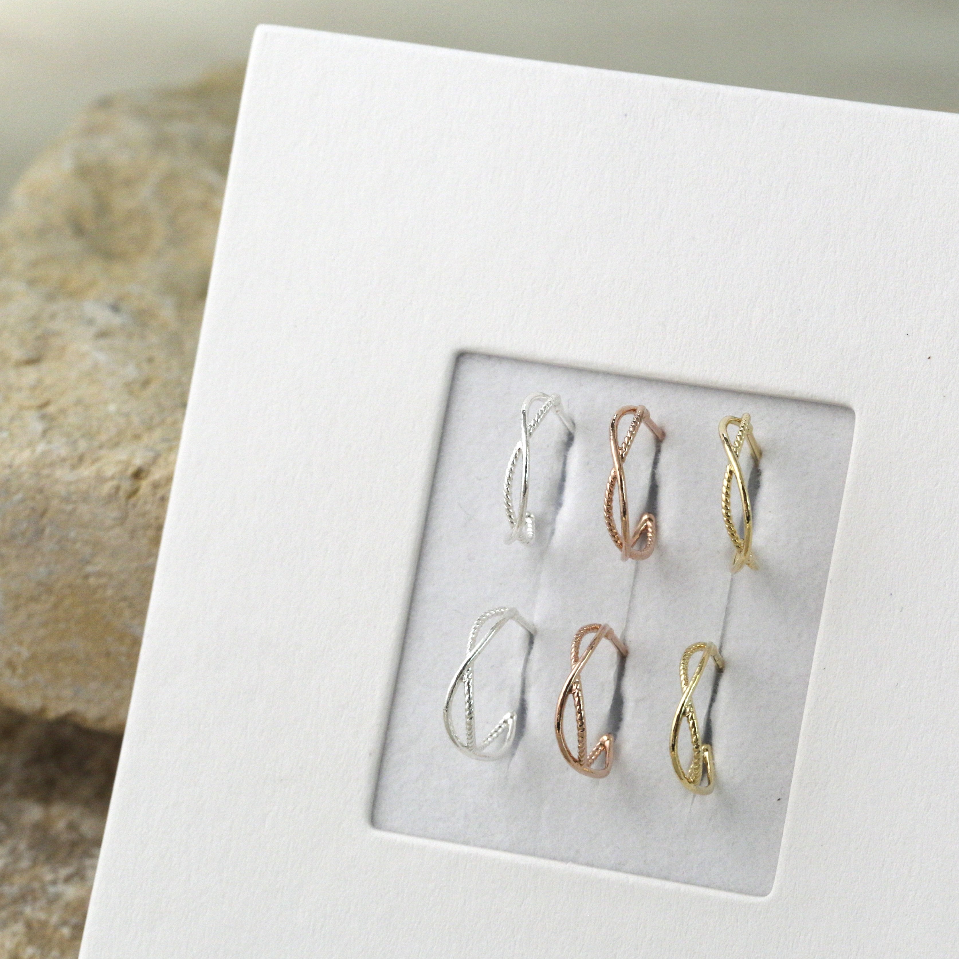 Sve19 (扭紋縷空半圈耳環）