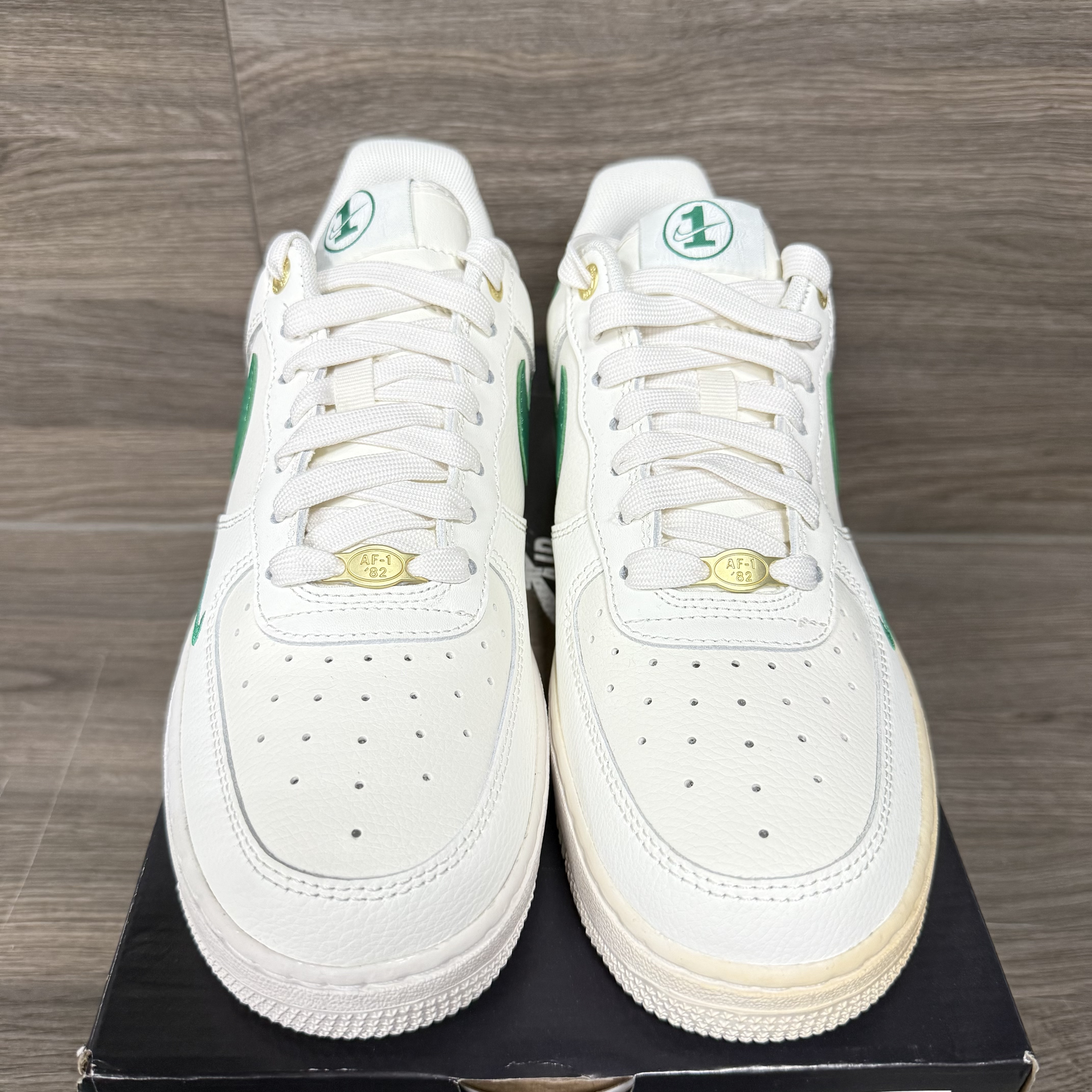 -(B1c)-【瑕疵商品】W NIKE AIR FORCE 1 '07 LV8 "MALACHITE" 刺繡小勾 白金 綠勾 40TH 五角星壓印DQ7582 101