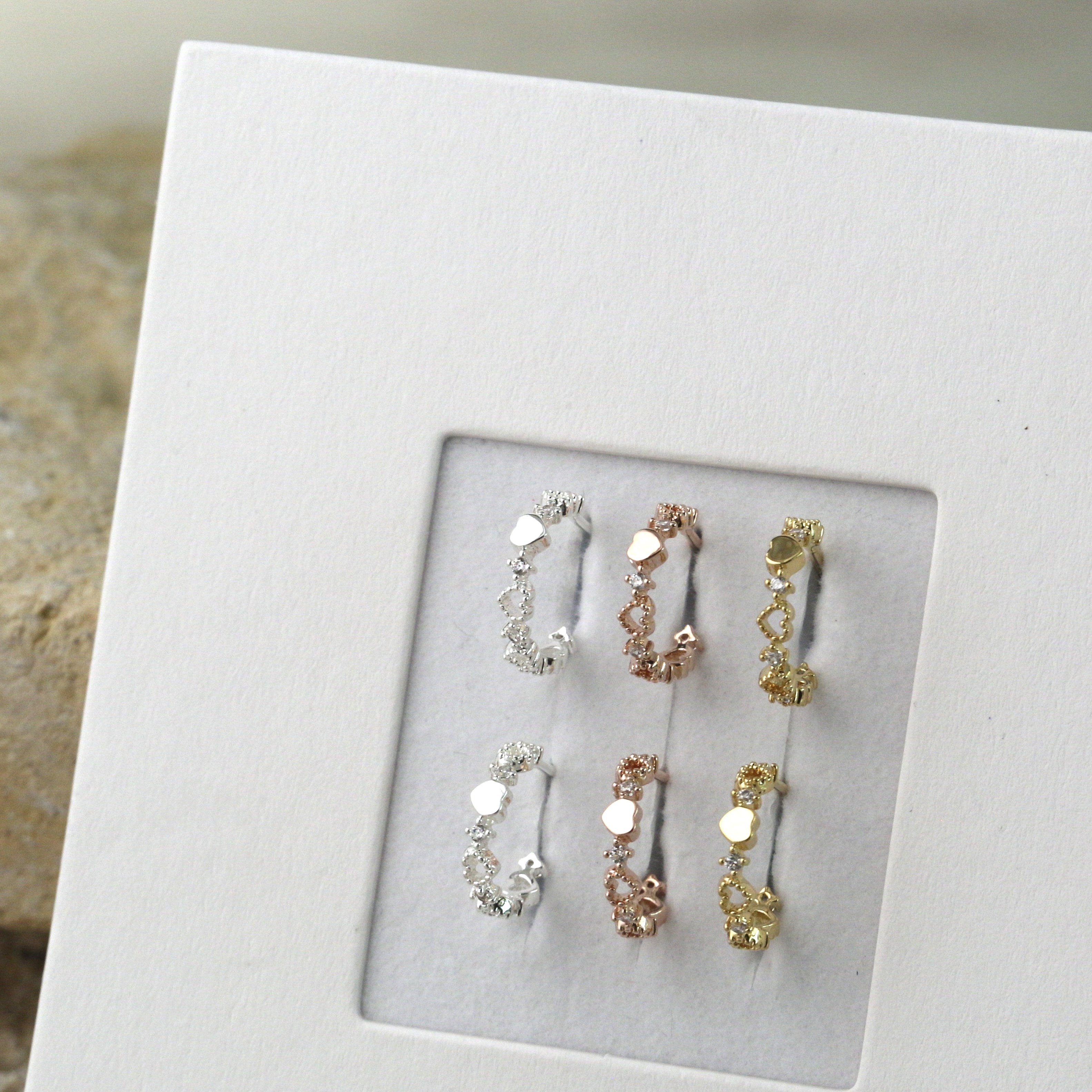 Sve19 (愛心縷空鋯石半圈耳環）