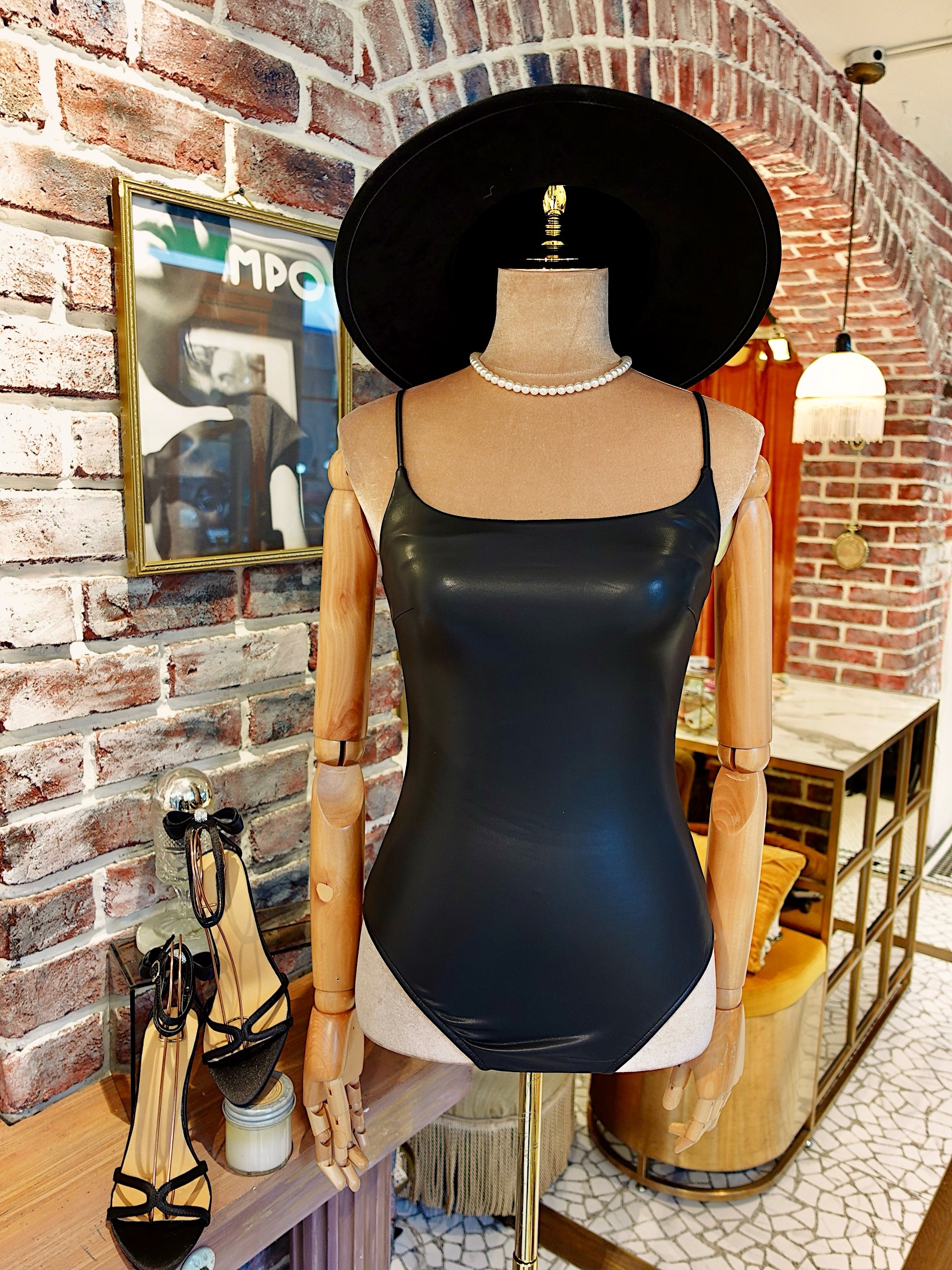 Soft Black黑色柔軟Vegan 皮革連身衣Bodysuit