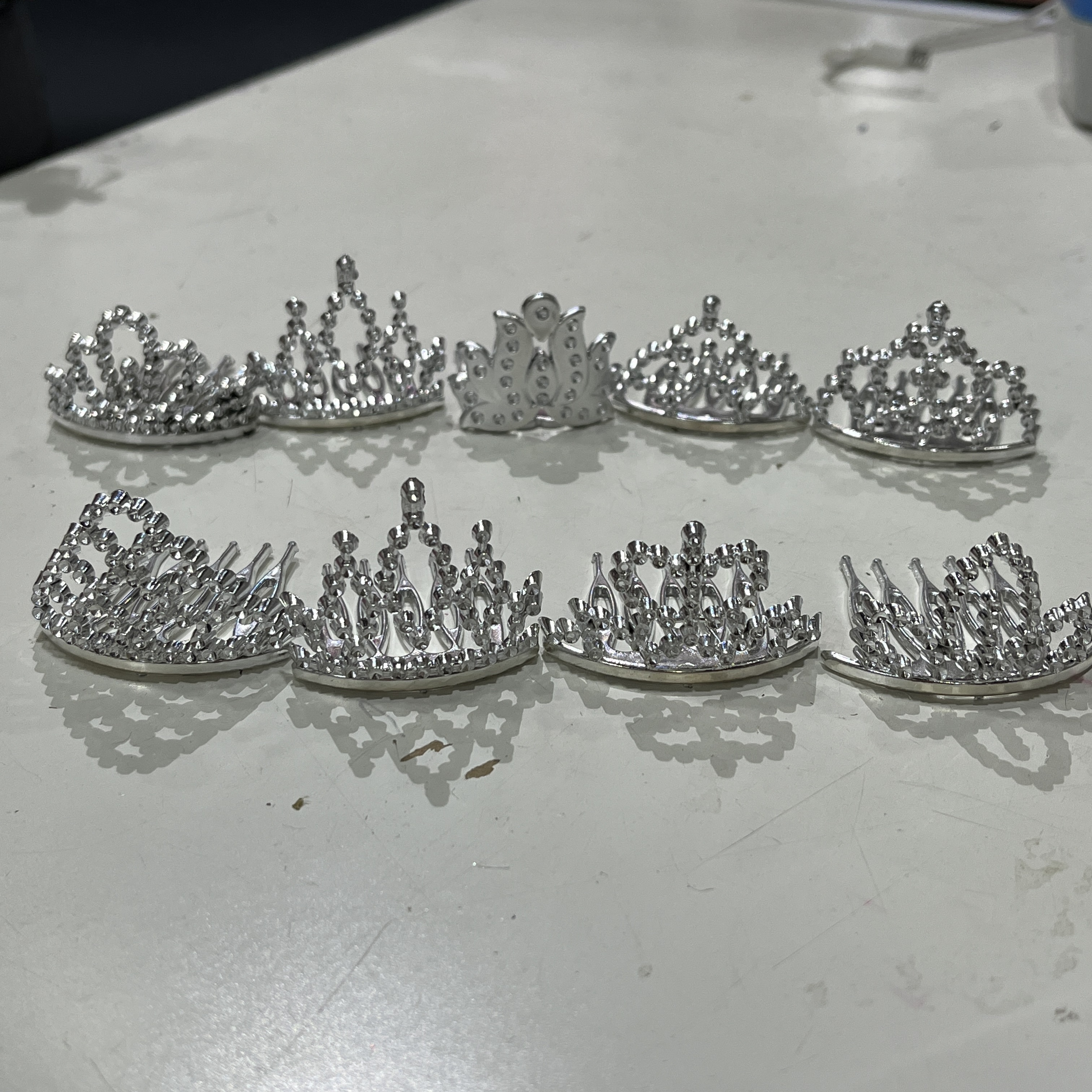 【台灣現貨速發】塑膠小皇冠 王冠｜小朋友髮式 新娘皇冠頭飾 蛋糕裝飾 皇冠佩飾