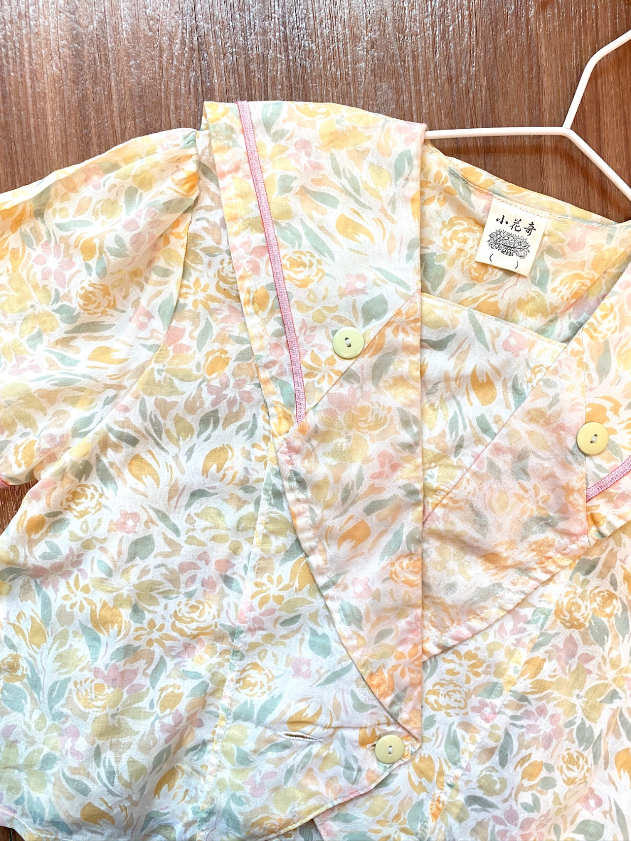 粉色花瓣大領短袖上衣