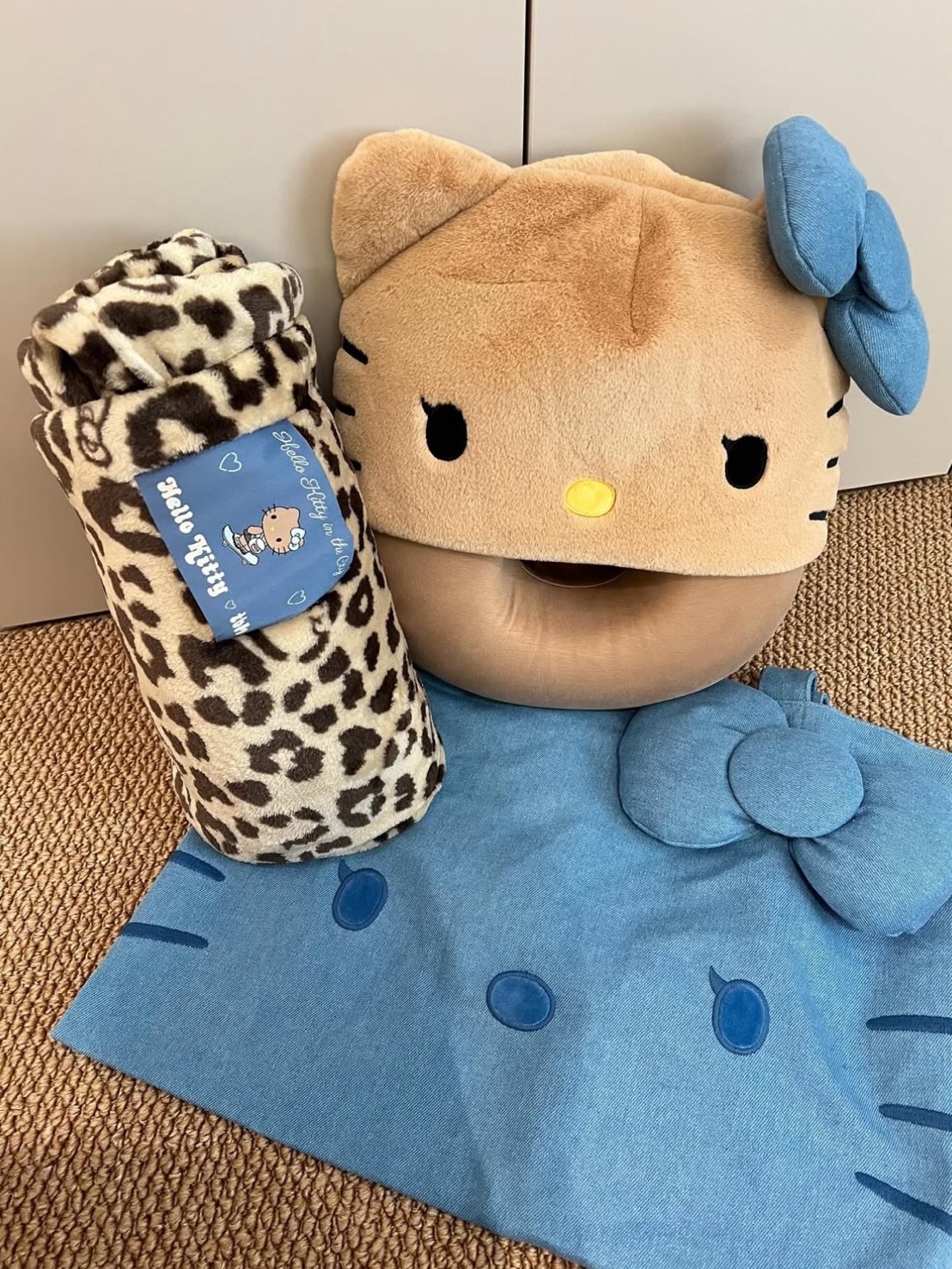 THE BEAST X HELLO KITTY 聯名款 曬黑系列 旅行套裝 U型枕 頸枕 毛毯 帆布袋