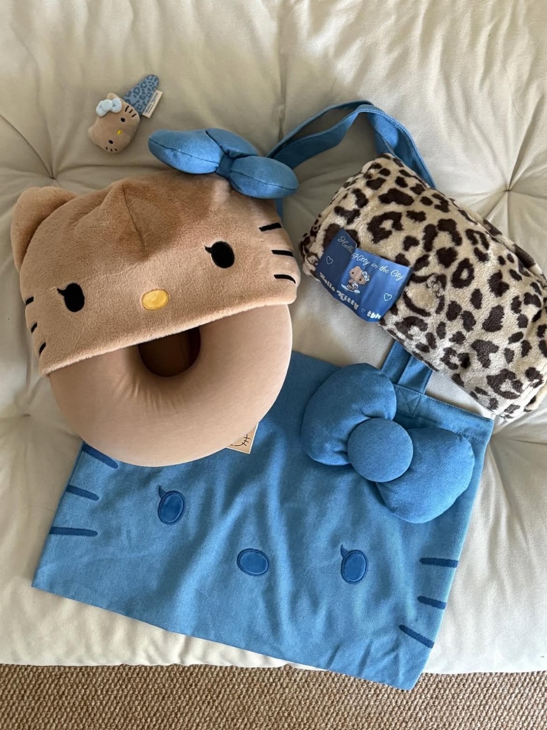 THE BEAST X HELLO KITTY 聯名款 曬黑系列 旅行套裝 U型枕 頸枕 毛毯 帆布袋