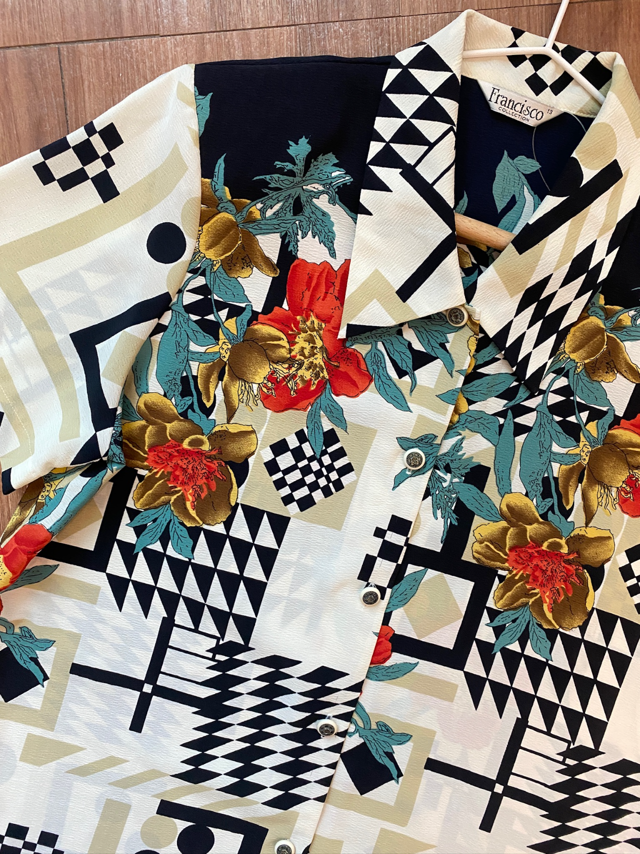 型格感大花配幾何圖案短袖上衣