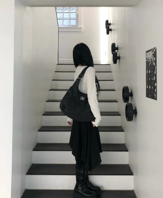 【代購】ASON BECKY SHOULDER BAG 爆裂紋流浪包 肩背包 通勤包 黑/白