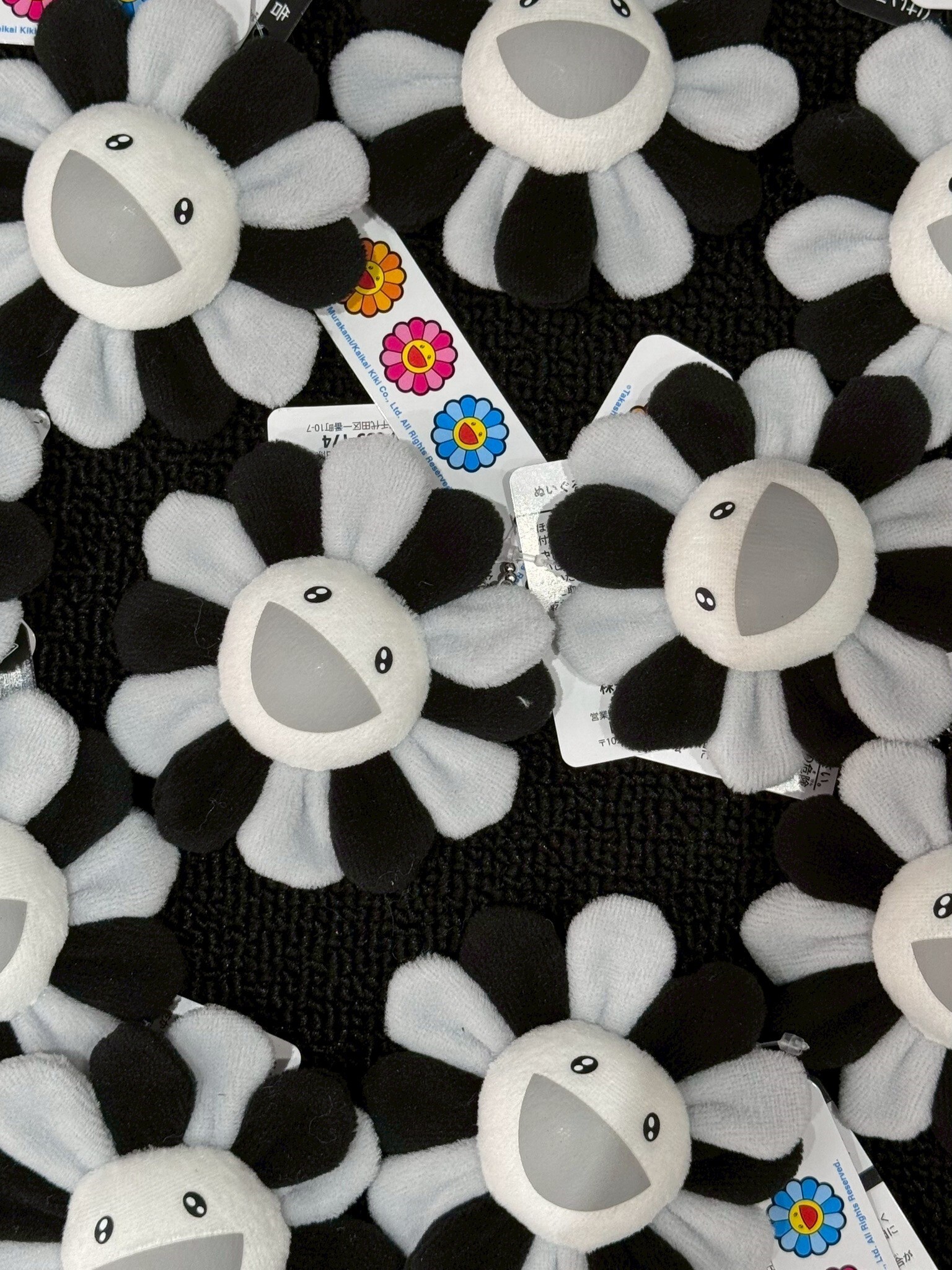 村上隆 新配色 黑灰小花 吊飾 別針