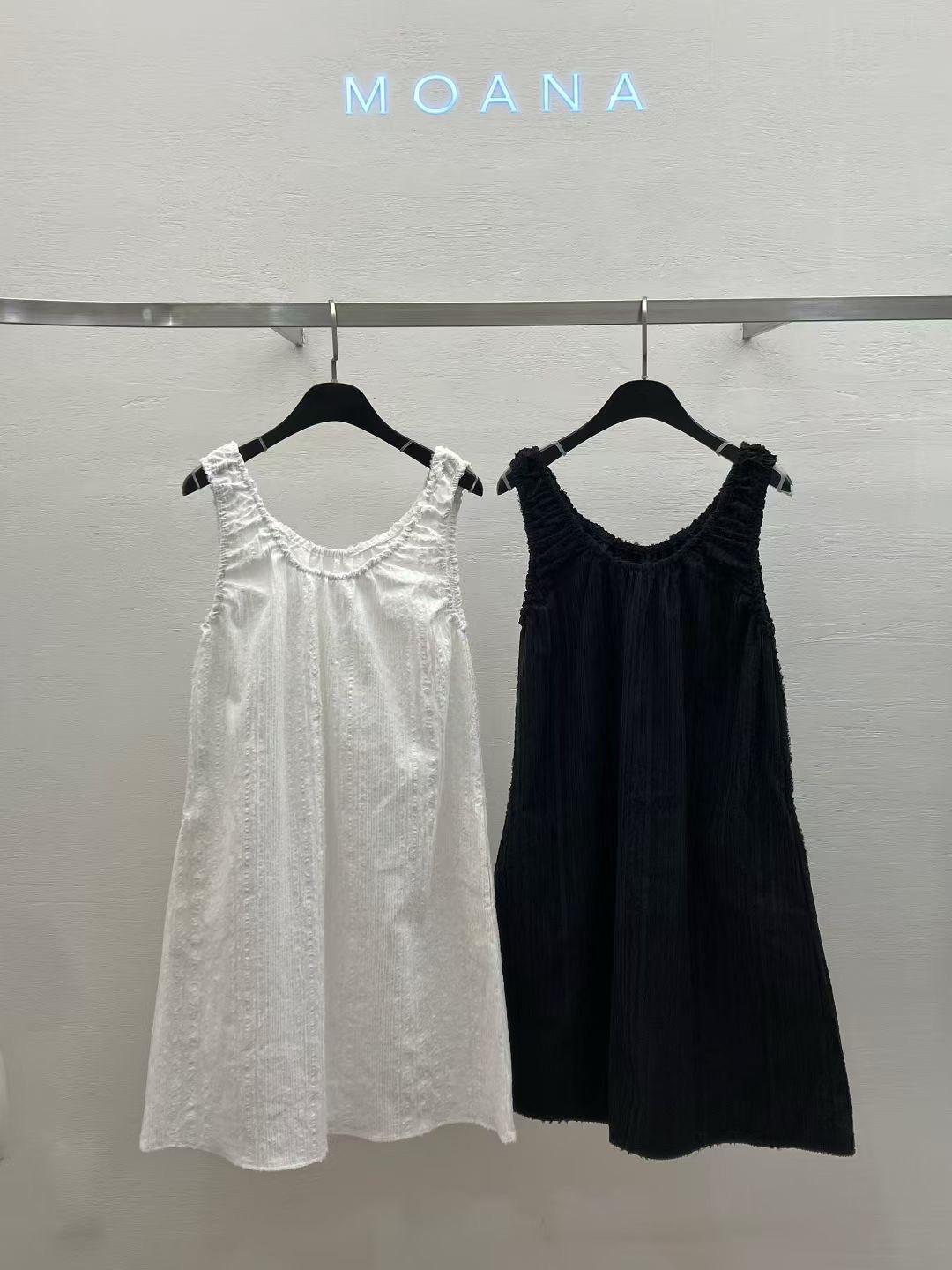 MK5036 暗條紋束口領邊背心裙