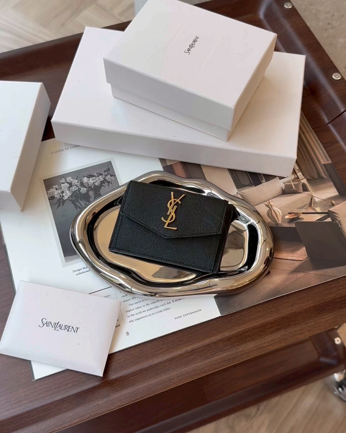 YSL｜UPTOWN粒面翻蓋卡包 黑色