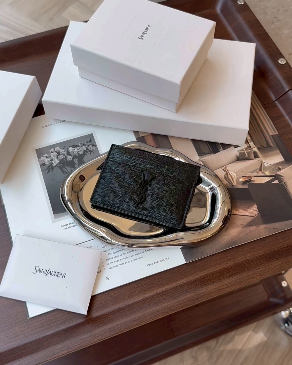 YSL｜經典魚子醬LOGO粒面卡夾 全黑