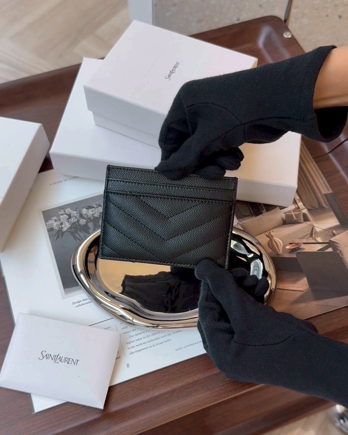 YSL｜經典魚子醬LOGO粒面卡夾 全黑