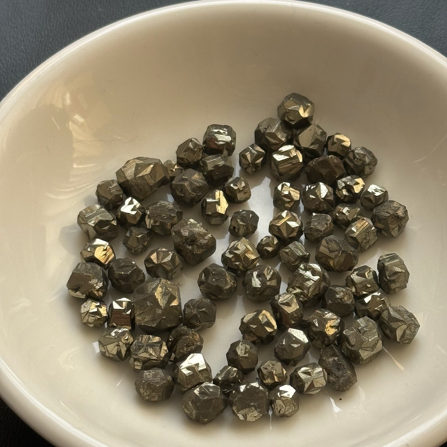 [原石] 哥倫比亞十字雙晶黃鐵礦 約 8-10mm