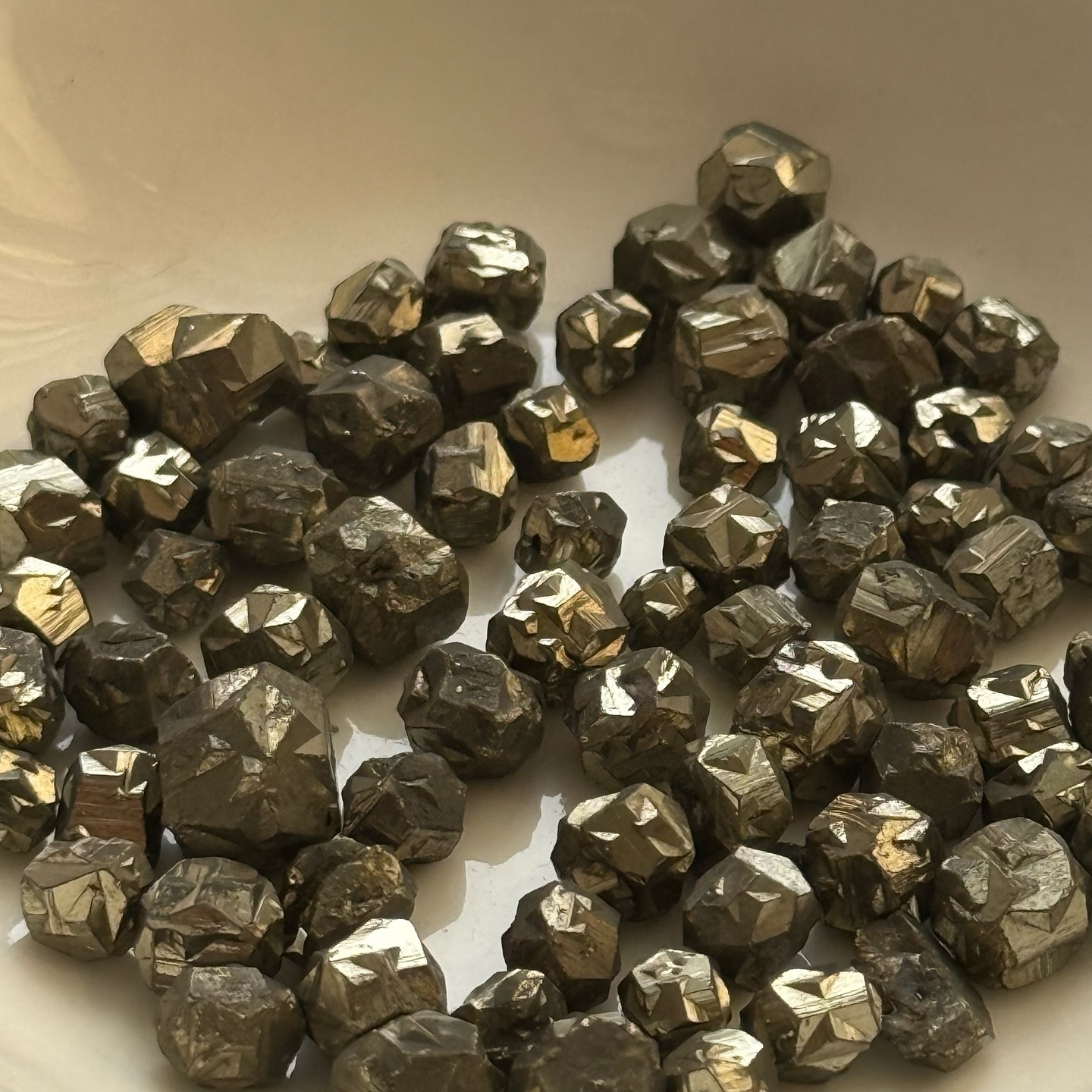 [原石] 哥倫比亞十字雙晶黃鐵礦 約 8-10mm