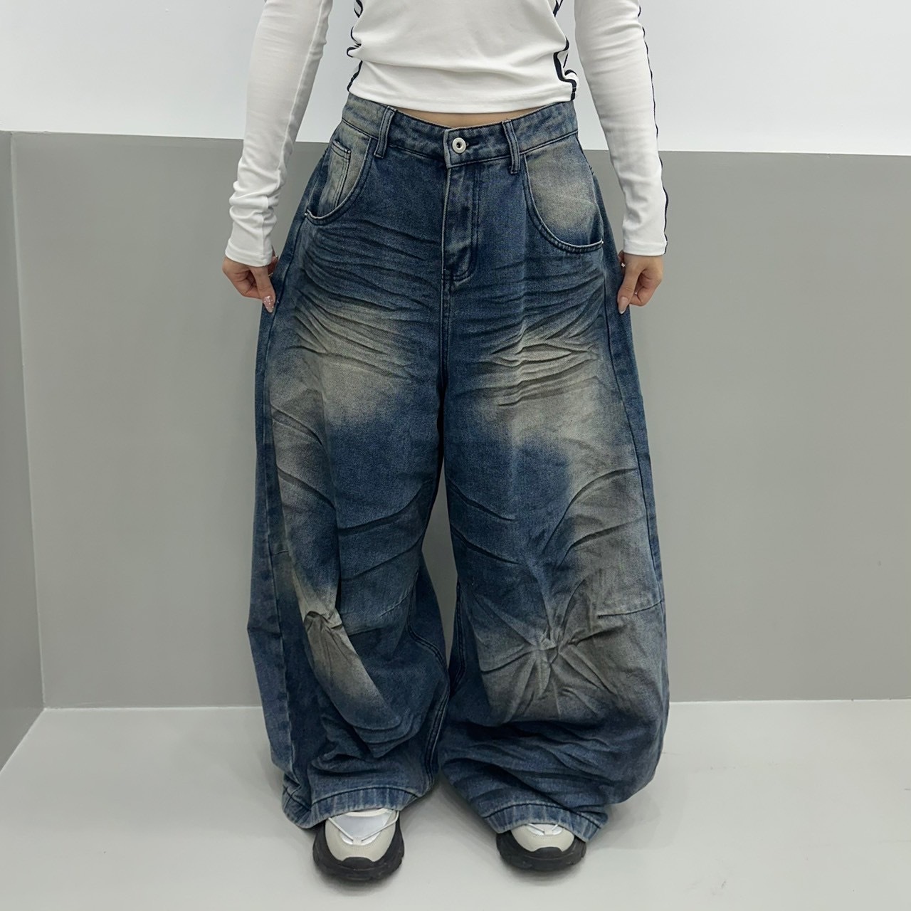 低彩刷痕暈白廓形彎刀褲