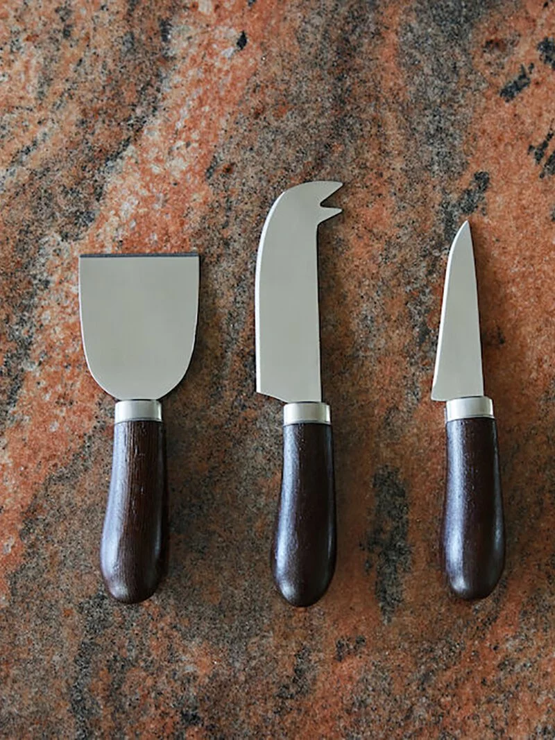 Astrid 起司甜點餐刀組,採用不鏽鋼以及漂亮精美的巧克力棕色雞翅木弧形手柄