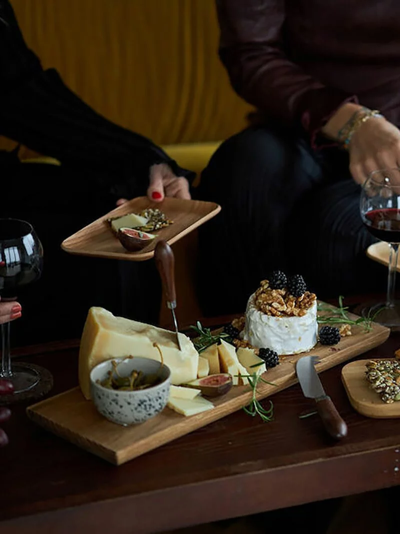 Astrid 起司甜點餐刀組,可搭配同系列的原木餐盤,營造滿滿用餐氛圍