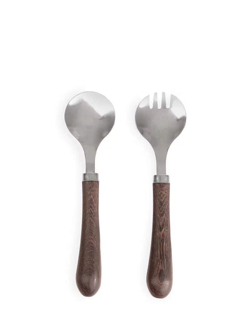 Astrid 沙拉杓組,採用不鏽鋼與巧克力棕色雞翅木製成的優美弧形握柄
