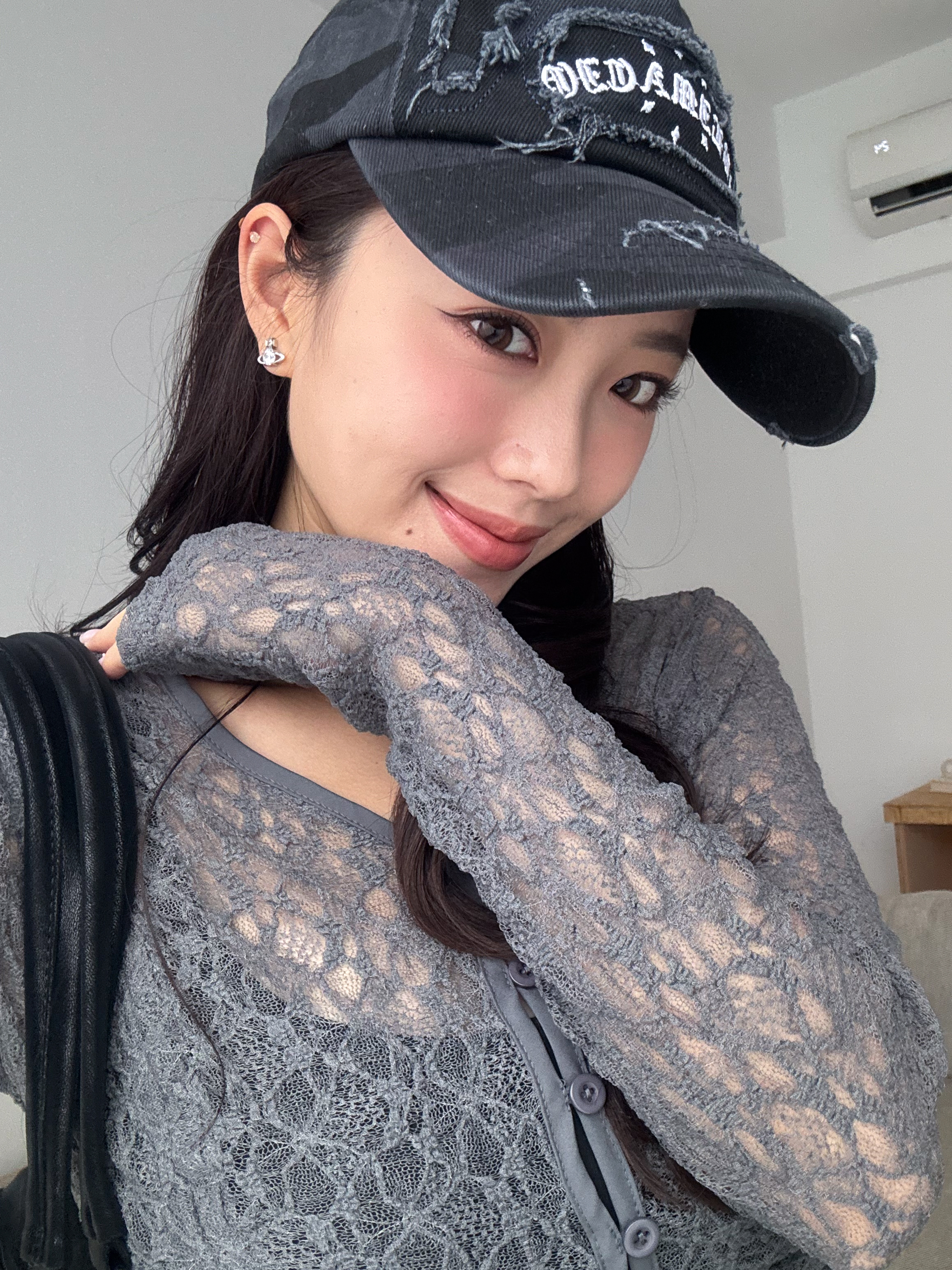 ISA_高顏值代表 純慾蕾絲抽皺造型排扣罩衫_59011