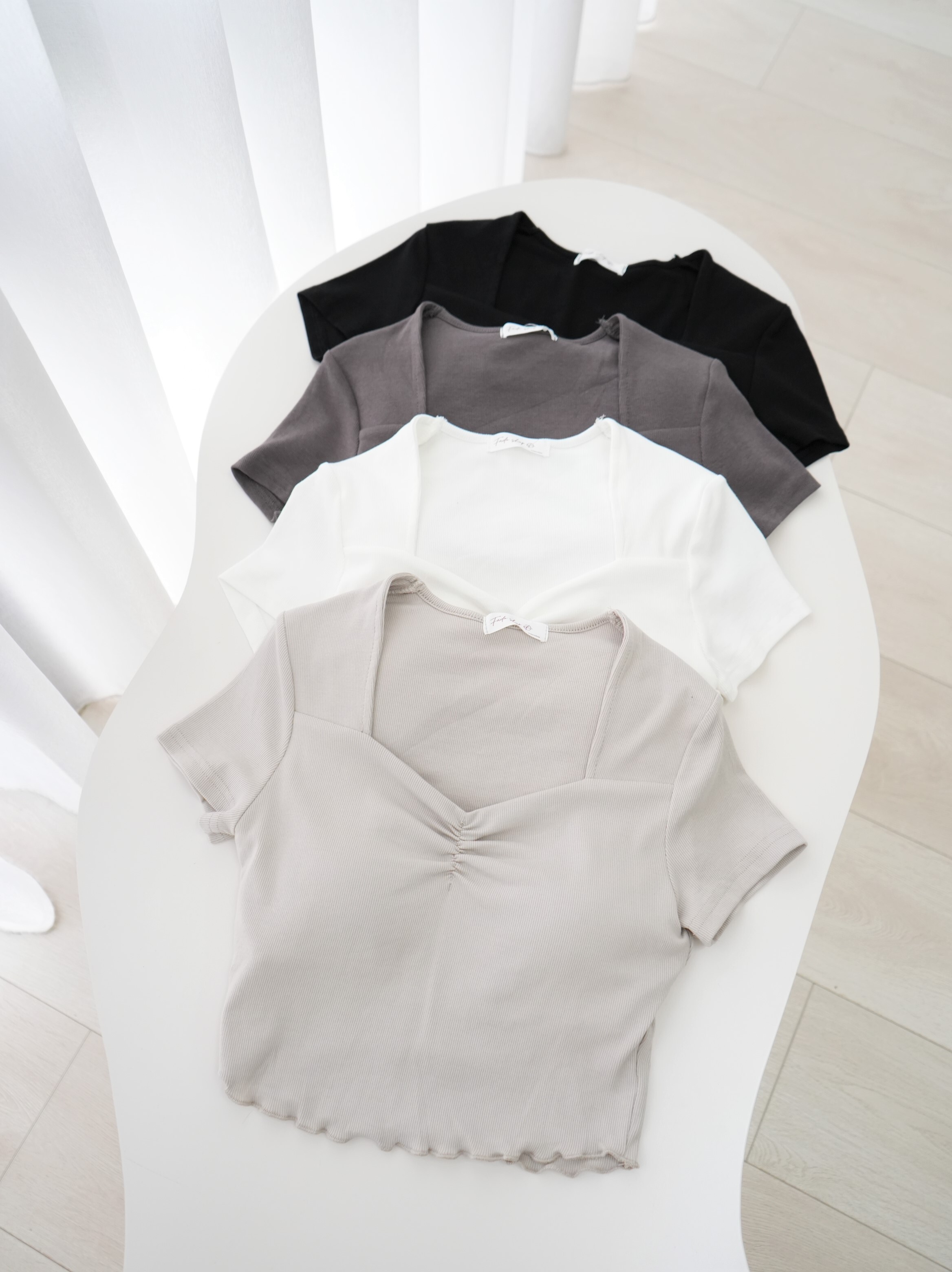 法朵Fado shop｜ 桃心領木耳捲邊短版T (有胸墊) 021B082 四色