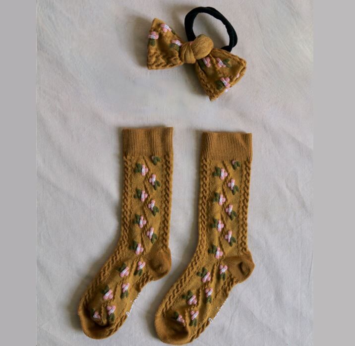 BONJOUR DIARY 浮雕花襪和髮圈  camel socks & matching hair knot
