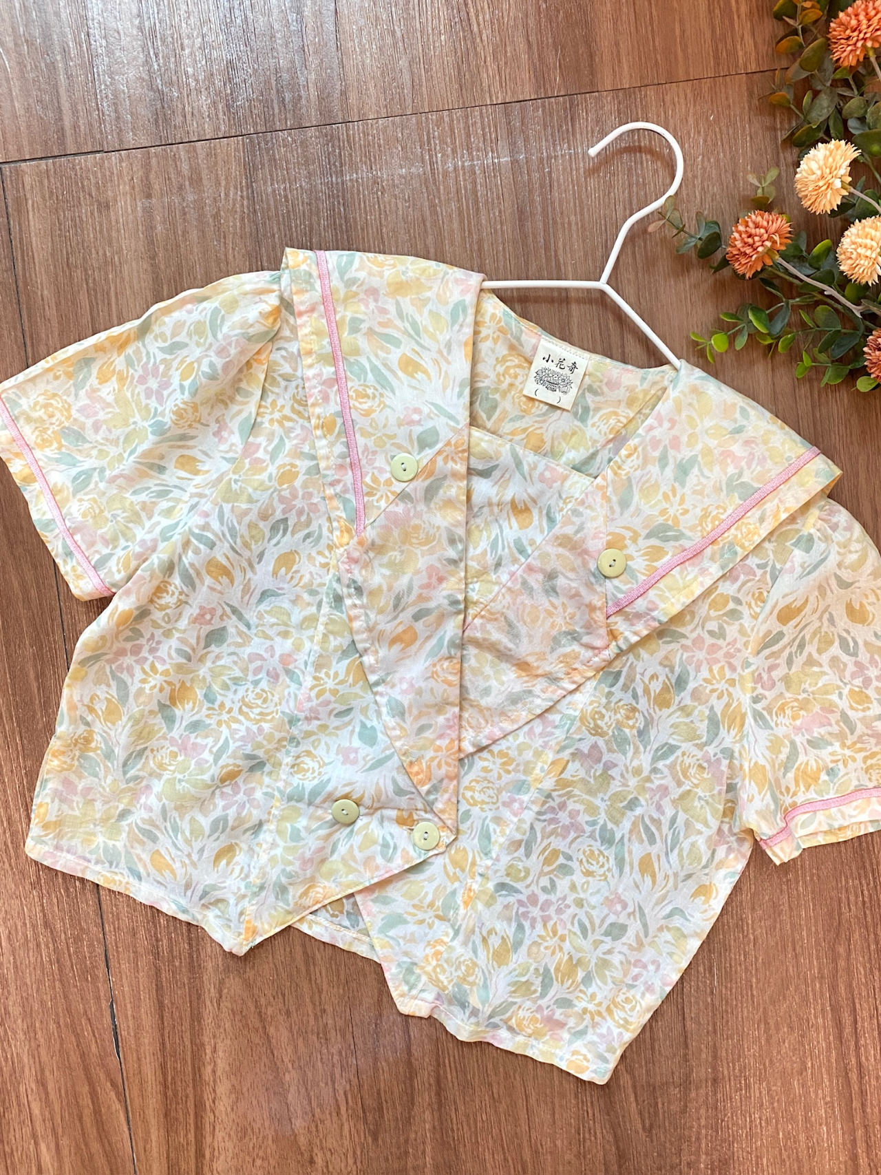 粉色花瓣大領短袖上衣