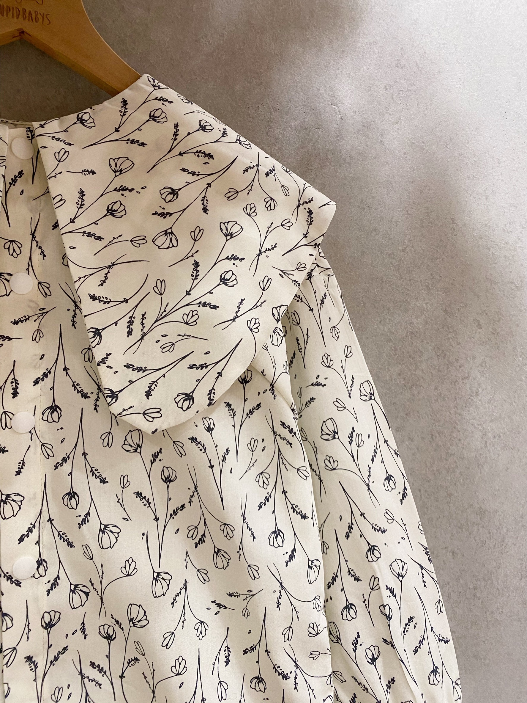 米底文青花卉 尖領襯衫（130）