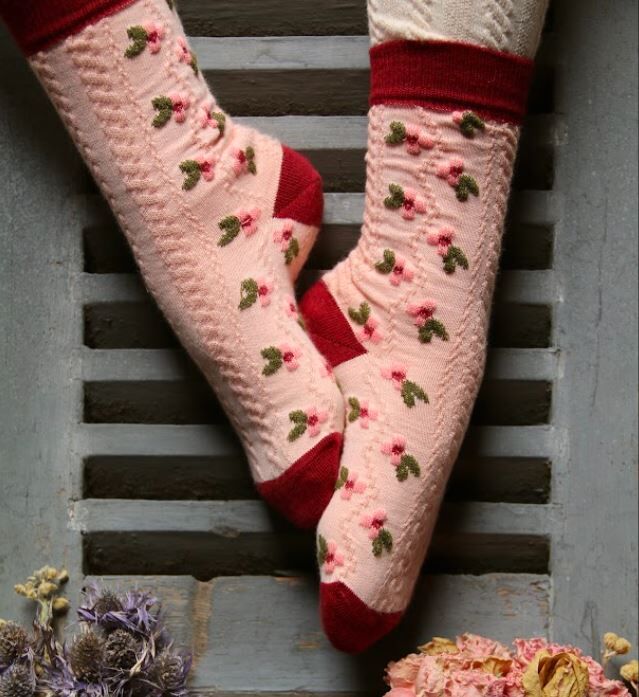 BONJOUR DIARY 浮雕花襪和髮圈  red/pink socks & matching hair knot