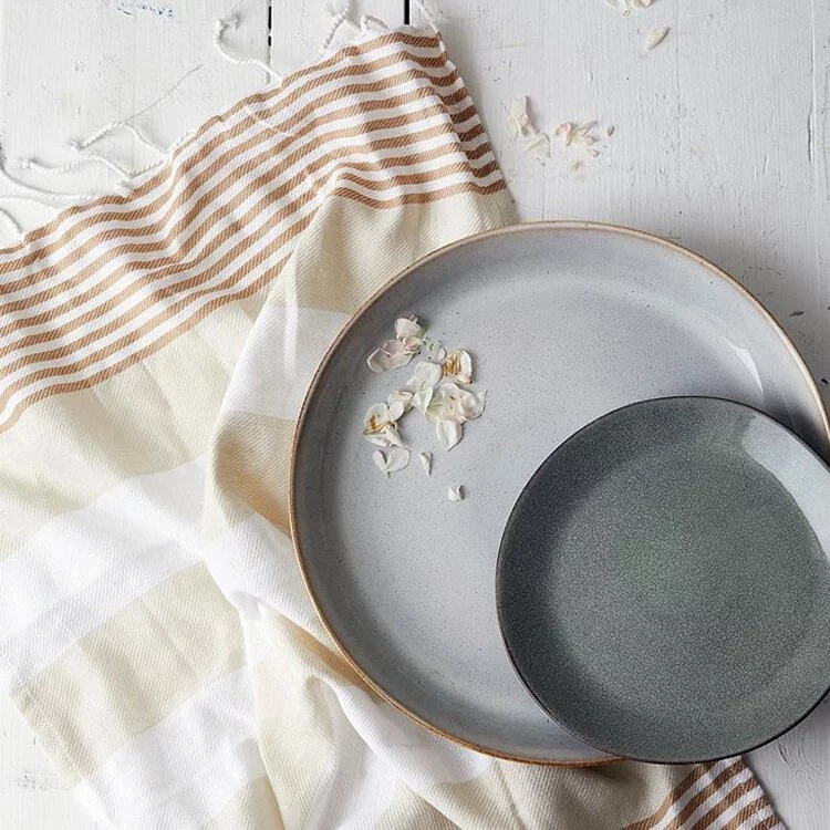 Sagaform-炻釉彩餐盤,質地較硬,高溫燒製再上一層漂亮的釉彩