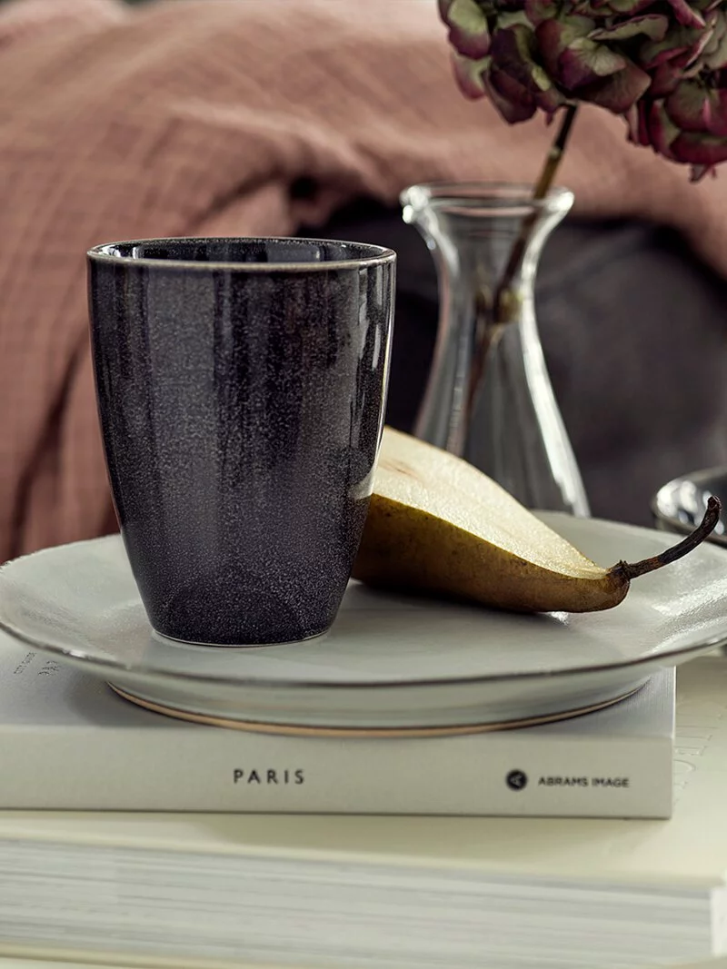 Sagaform-炻釉彩餐盤,優雅的淺灰釉彩,襯托出美食的風味。