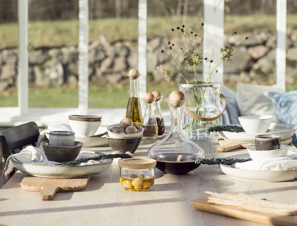 Sagaform-炻釉餐具系列,質地較硬,高溫燒製再上一層漂亮的釉彩,純手工製程