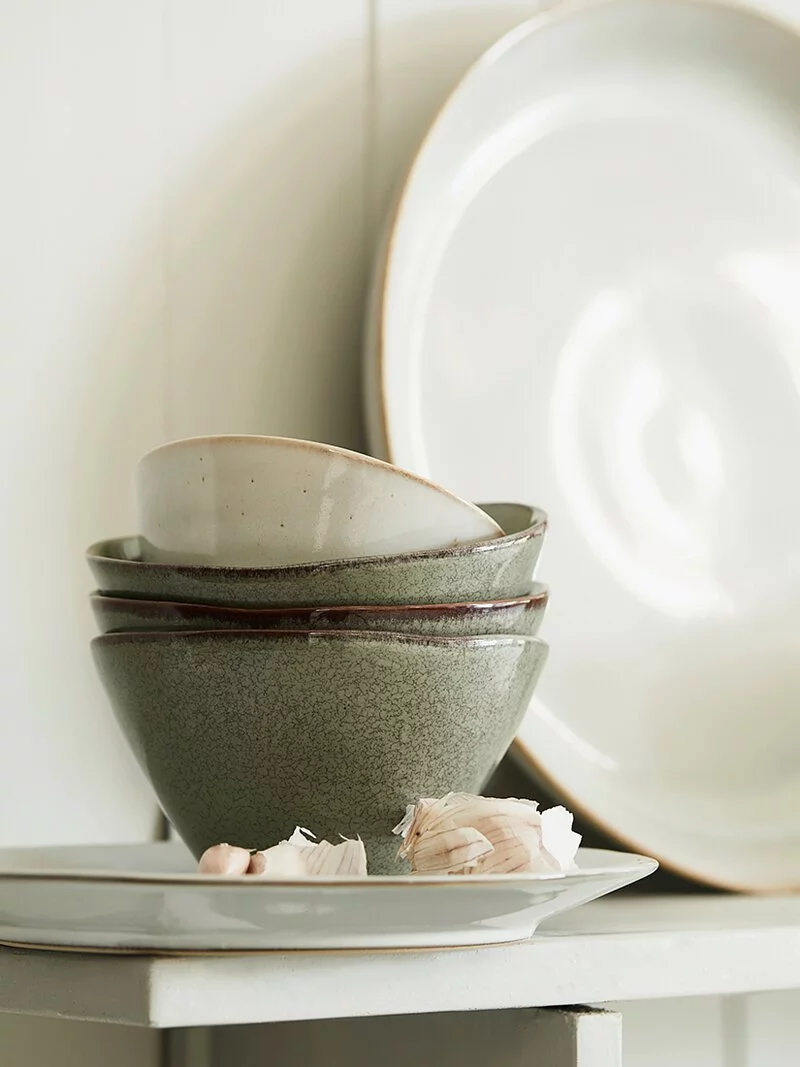 Sagaform-炻釉彩餐碗,亞麻綠,搭配白色餐盤,增加對比顏色