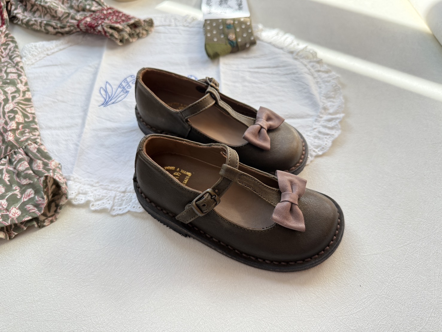 EUREKA 真皮蝴蝶結T字配色皮鞋-棕綠色(現貨)