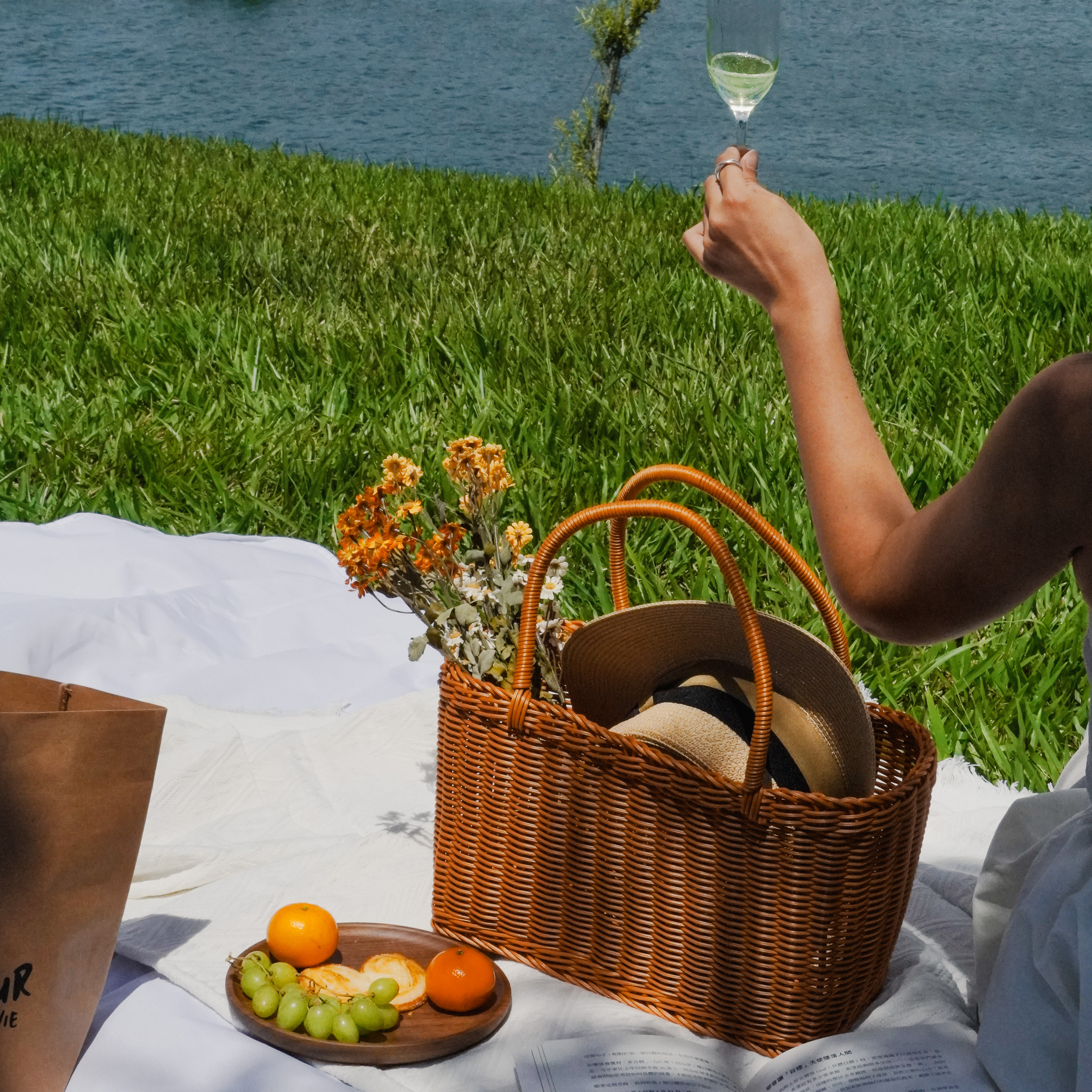 仿藤編草硬提手收納野餐籃