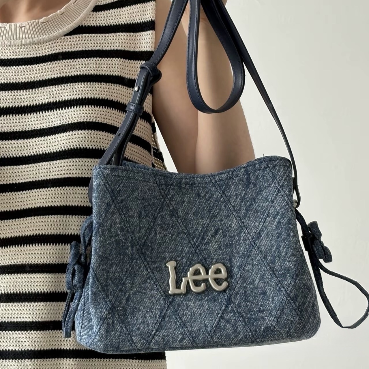 Lee 菱格壓紋 水洗丹寧 牛仔 中國結 肩背包 腋下包 單肩包