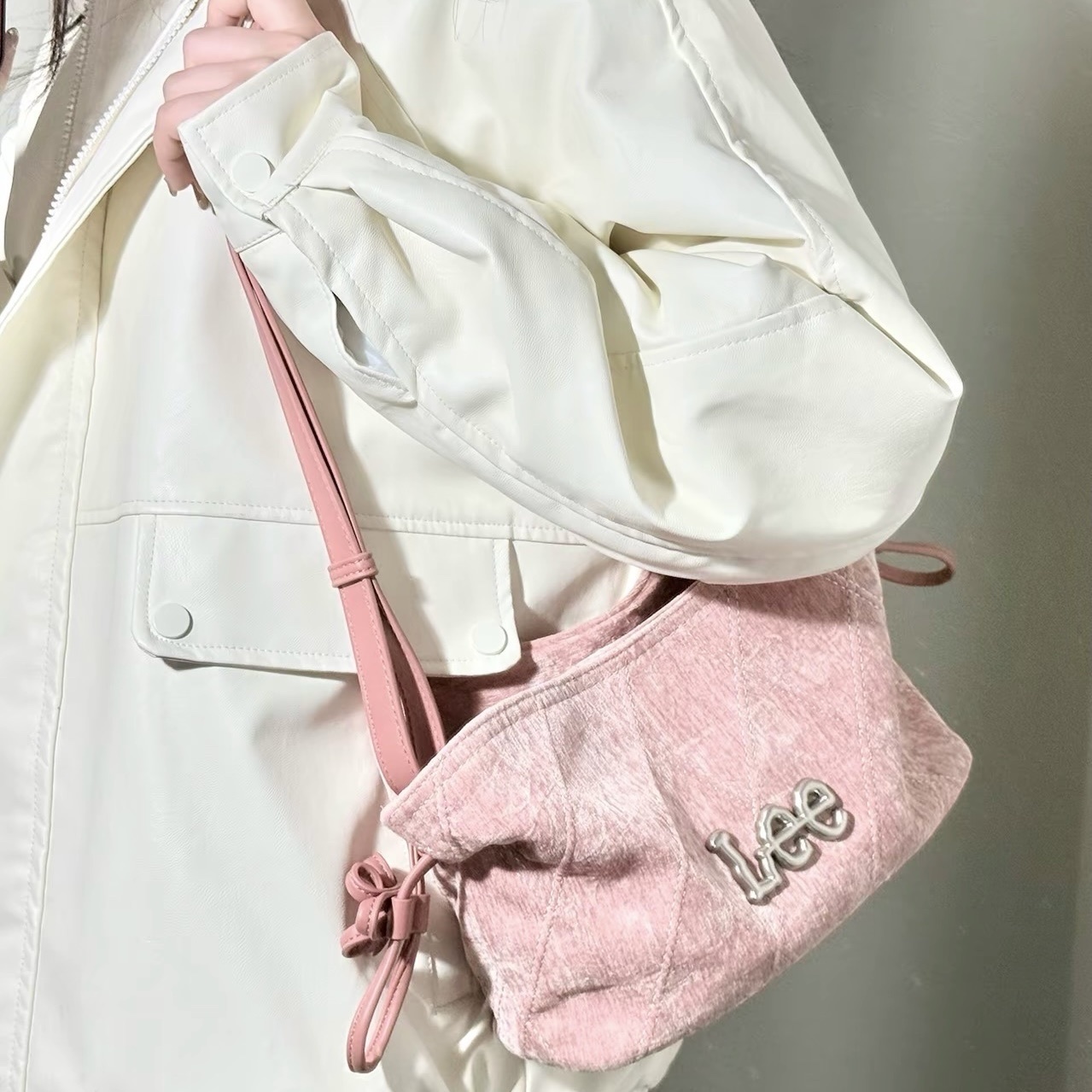 Lee 菱格壓紋 水洗丹寧 牛仔 中國結 肩背包 腋下包 單肩包