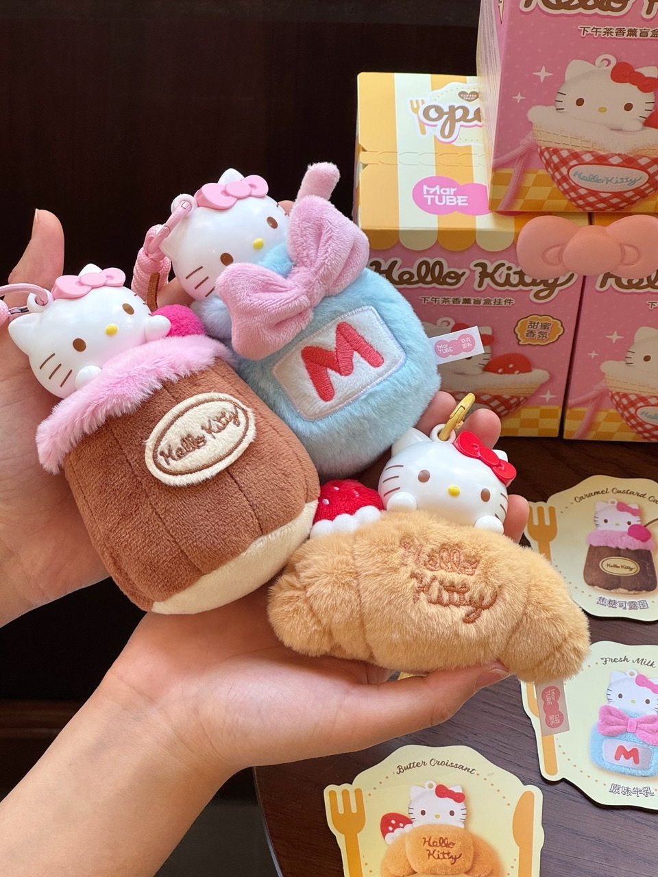 SANRIO 三麗鷗家族 HELLO KITTY 下午茶烘焙系列 香薰 芳香 吊飾 鑰匙圈 盲盒 / 預購